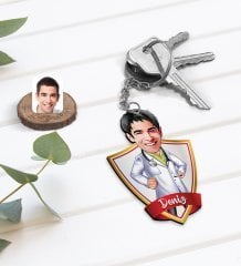 Kişiye Özel İsimli Erkek Doktor Karikatürlü Ahşap Anahtarlık-1
