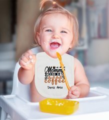 BK Kids Kişiye Özel Mommy Needs A Coffee Tasarımlı Bebek Mama Önlüğü - Model 1