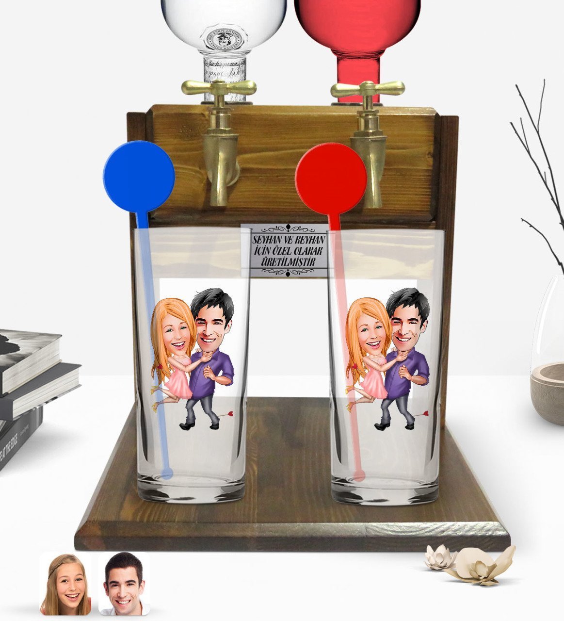 Kişiye Özel Renkli Baskılı Sevgililer Karikatürlü İkili Vodka Bardağı ve Çift Musluklu Doğal Ahşap Vodka Standı-3