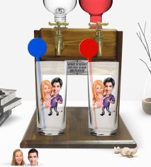 Kişiye Özel Renkli Baskılı Sevgililer Karikatürlü İkili Vodka Bardağı ve Çift Musluklu Doğal Ahşap Vodka Standı-3