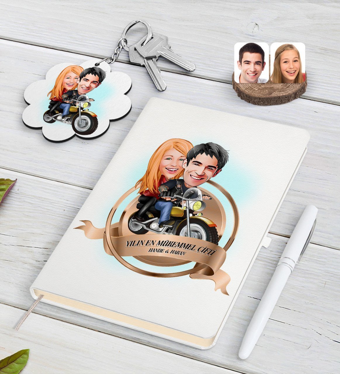 Kişiye Özel Yılın En Mükemmel Çifti Karikatürlü Beyaz Defter Kalem ve Anahtarlık Hediye Seti-17