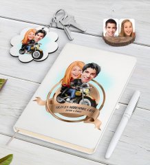 Kişiye Özel Yılın En Mükemmel Çifti Karikatürlü Beyaz Defter Kalem ve Anahtarlık Hediye Seti-17