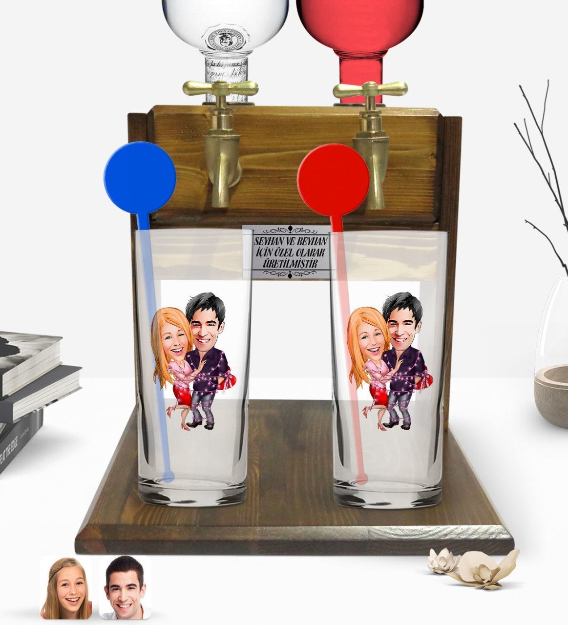Kişiye Özel Renkli Baskılı Sevgililer Karikatürlü İkili Vodka Bardağı ve Çift Musluklu Doğal Ahşap Vodka Standı-2