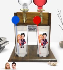 Kişiye Özel Renkli Baskılı Sevgililer Karikatürlü İkili Vodka Bardağı ve Çift Musluklu Doğal Ahşap Vodka Standı-2