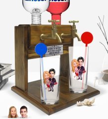 Kişiye Özel Renkli Baskılı Sevgililer Karikatürlü İkili Vodka Bardağı ve Çift Musluklu Doğal Ahşap Vodka Standı-2