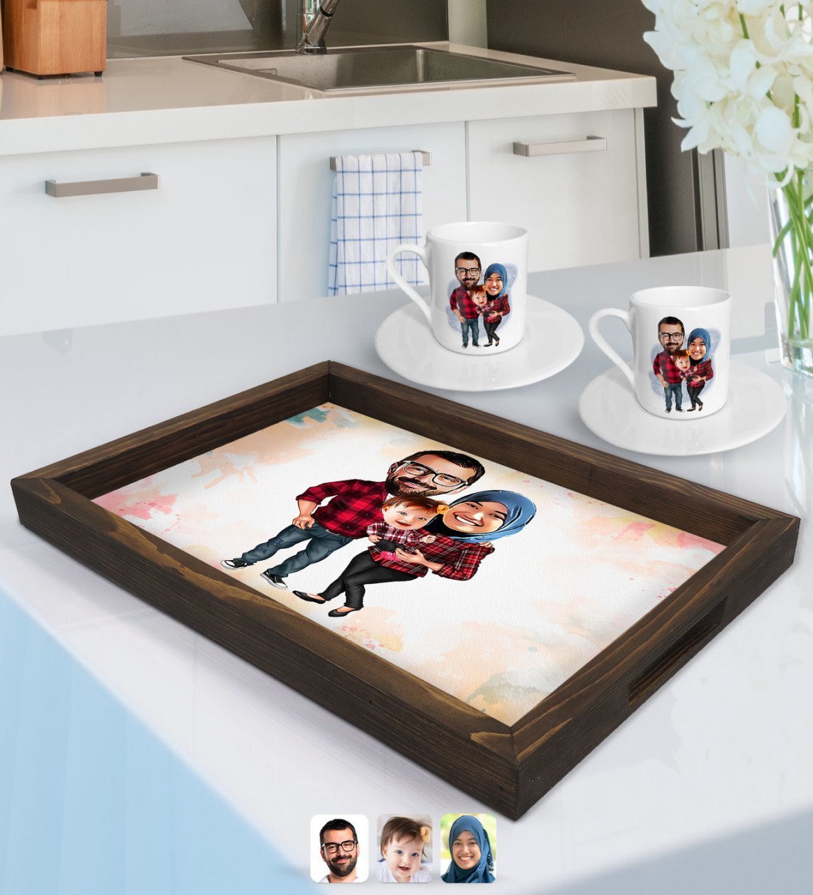 Kişiye Özel Tesettürlü Aile Karikatürlü Doğal Ahşap Tepsi ve 2’li Kahve Fincan Seti-2