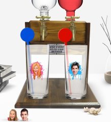Kişiye Özel Renkli Baskılı Erkek ve Kadın Karikatürlü İkili Vodka Bardağı ve Çift Musluklu Doğal Ahşap Vodka Standı-31