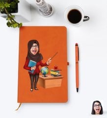 Kişiye Özel Tesettürlü Kadın Öğretmen Karikatürlü Turuncu Termo Deri Defter Kalem Seti Model 1