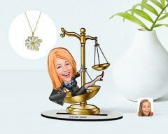 Kişiye Özel Kadın Avukat Karikatürlü 3D Ahşap Biblo ve İsimli Tarihli Papatya Kolye Seti-4