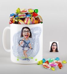 Kişiye Özel Bayan Tenis Oyucusu Karikatürlü Kupa ve Haribo Fruitbons Şeker Hediye Seti