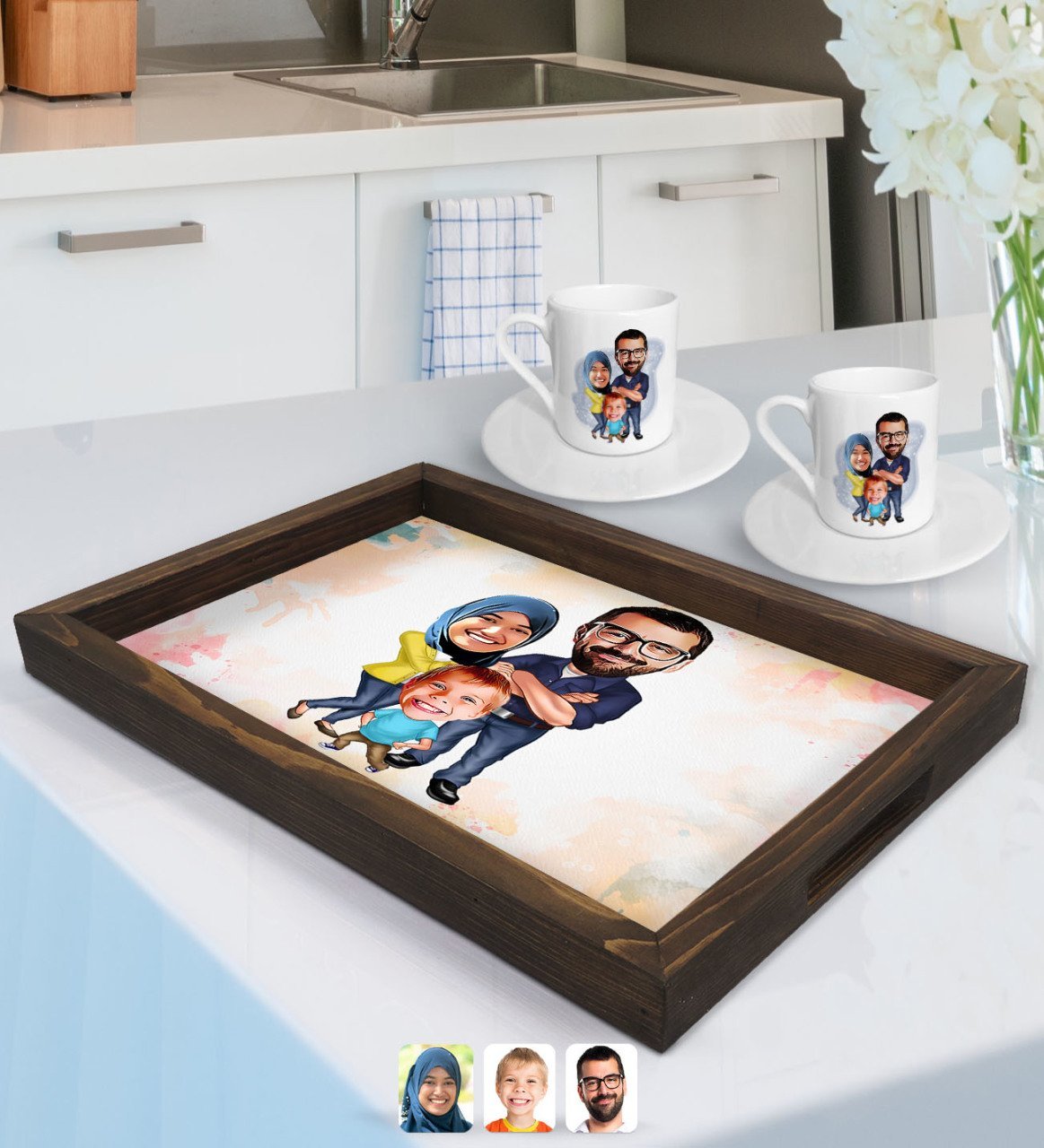 Kişiye Özel Tesettürlü Aile Karikatürlü Doğal Ahşap Tepsi ve 2’li Kahve Fincan Seti-1