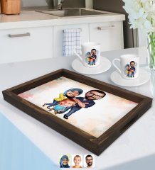 Kişiye Özel Tesettürlü Aile Karikatürlü Doğal Ahşap Tepsi ve 2’li Kahve Fincan Seti-1