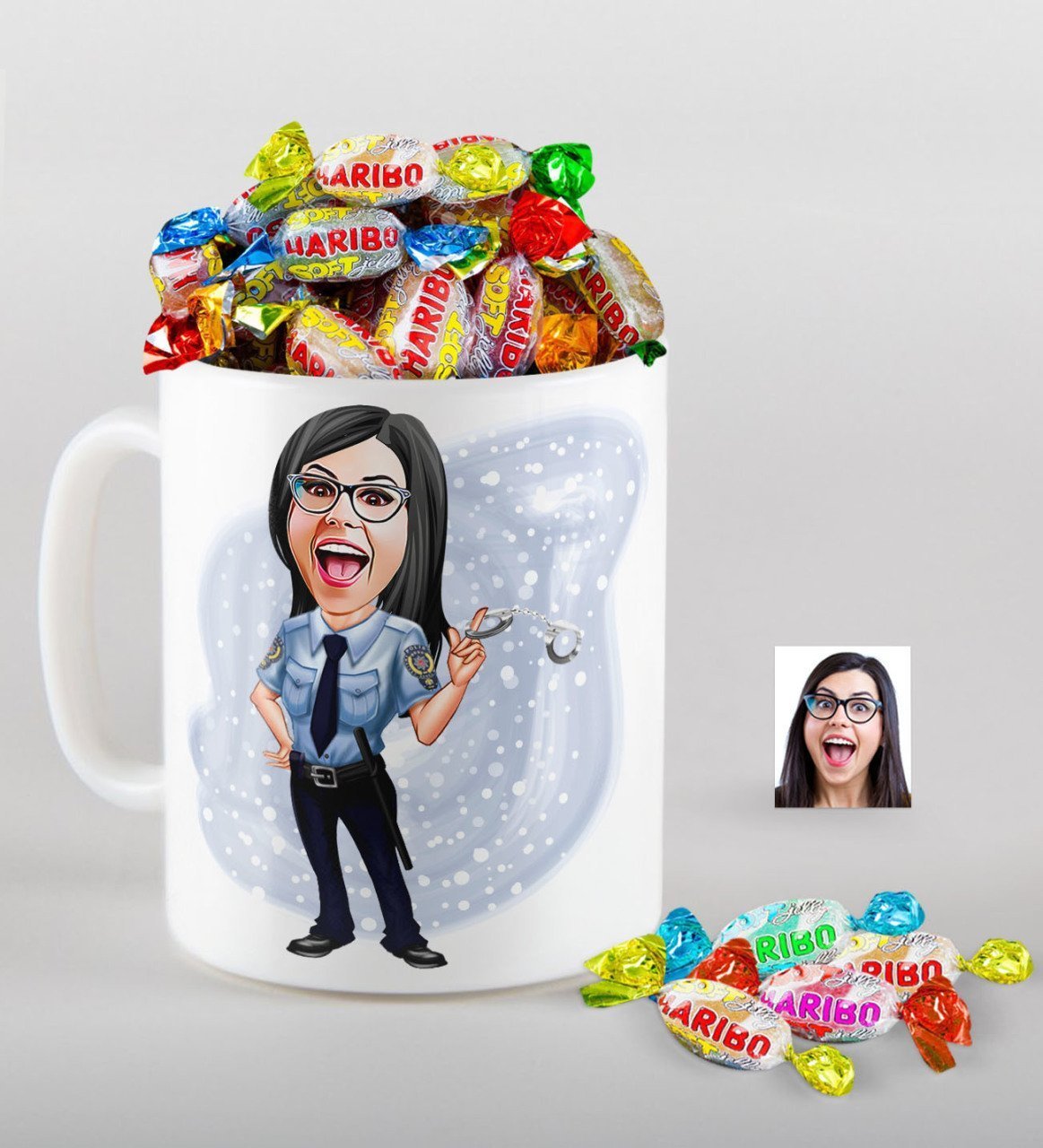 Kişiye Özel Bayan Polis Karikatürlü Kupa ve Haribo Fruitbons Şeker Hediye Seti