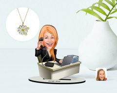 Kişiye Özel Kadın Asistan Karikatürlü 3D Ahşap Biblo ve İsimli Tarihli Papatya Kolye Seti-1
