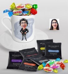 Kişiye Özel Bayan Pilot Karikatürlü Türk Kahvesi Fincanı Selamlique Karışık Türk Kahvesi ve Haribo Şeker Hediye Seti