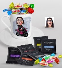 Kişiye Özel Bayan Motorcu Karikatürlü Türk Kahvesi Fincanı Selamlique Karışık Türk Kahvesi ve Haribo Şeker Hediye Seti