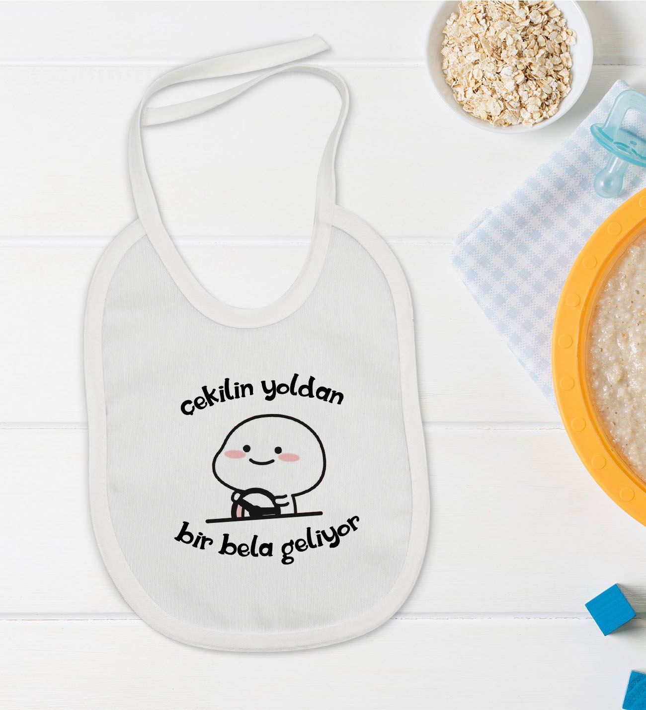 BK Kids Bir Bela Geliyor Tasarımlı Beyaz Bebek Mama Önlüğü-1