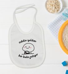 BK Kids Bir Bela Geliyor Tasarımlı Beyaz Bebek Mama Önlüğü-1