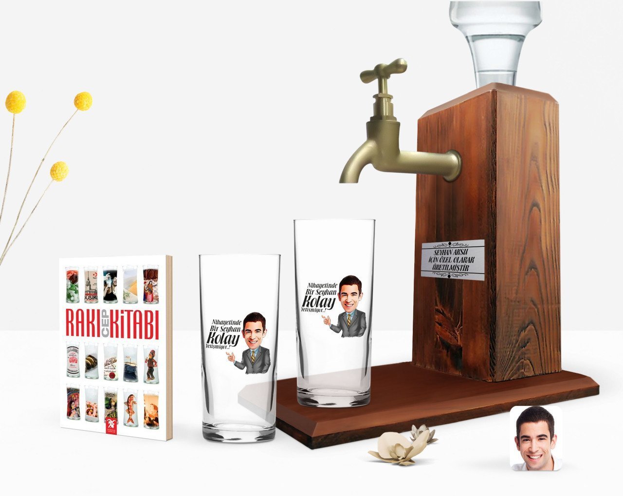 Kişiye Özel Renkli Baskılı Erkek Kolay Yetişmiyor Karikatürlü İkili Rakı Bardağı Ahşap Rakı Standı ve Cep Kitabı Hediye Seti-2