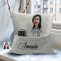 BK Gift Kişiye Özel Doktor Karikatür Tasarımlı Organizer Kumanda ve Atıştırmalık Cepli Gri Kırlent Yastık-2 Arkadaşa Hediye, Cepli Yastık