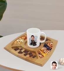 Kişiye Özel Evin Reisi Karikatürlü Beyaz Kupa ve Doğal Masif Ahşap 4 Bölmeli Sunum Tabağı Çerezlik Hediye Seti-3