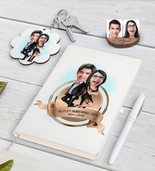 Kişiye Özel Yılın En Mükemmel Çifti Karikatürlü Beyaz Defter Kalem ve Anahtarlık Hediye Seti-6