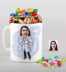 Kişiye Özel Bayan Doktor Karikatürlü Kupa ve Haribo Fruitbons Şeker Hediye Seti-1