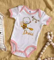BK Kids Kişiye Özel İsimli Pembe Bebek Body Zıbın Kız Bebek Künyesi ve İğnesi Hediye Seti-35
