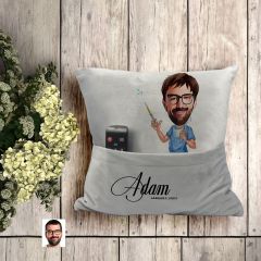 BK Gift Kişiye Özel Erkek Diş Hekimi Karikatür Tasarımlı Organizer Kumanda ve Atıştırmalık Cepli Gri Kırlent Yastık-2 Arkadaşa Hediye, Cepli Yastık