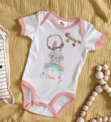 BK Kids Kişiye Özel İsimli Pembe Bebek Body Zıbın Kız Bebek Künyesi ve İğnesi Hediye Seti-16