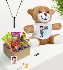 Kişiye Özel Bay Kolay Yetişmiyor Karikatürlü Nostaljik Lezzetler Peluş Ayıcık Siyah Bar Kolye Hediye Seti