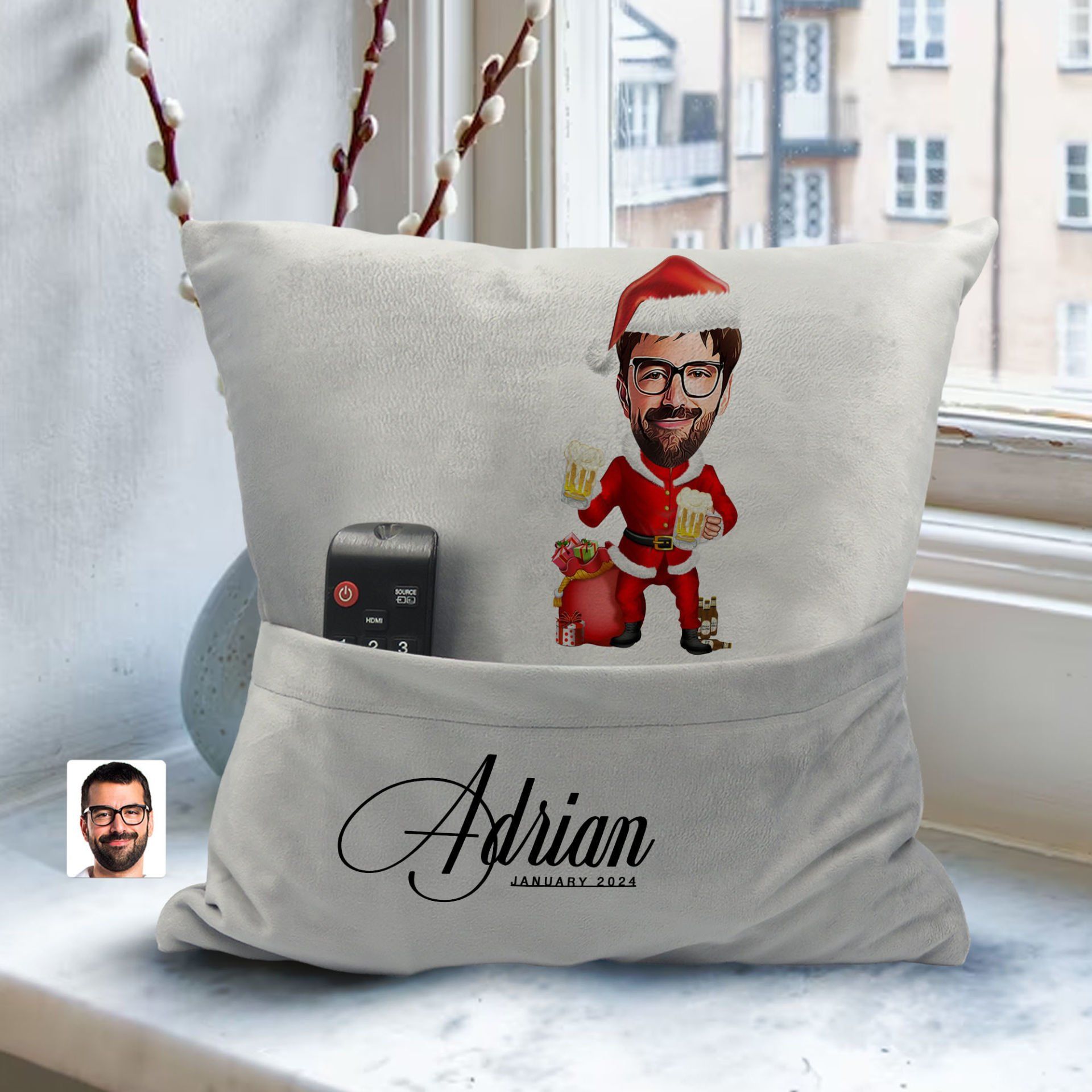 BK Gift Kişiye Özel Erkek Yılbaşı Karikatür Tasarımlı Organizer Kumanda ve Atıştırmalık Cepli Gri Kırlent Yastık-2 Arkadaşa Hediye, Cepli Yastık