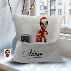 BK Gift Kişiye Özel Erkek Yılbaşı Karikatür Tasarımlı Organizer Kumanda ve Atıştırmalık Cepli Gri Kırlent Yastık-2 Arkadaşa Hediye, Cepli Yastık