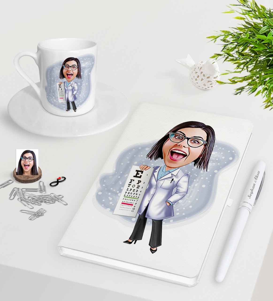 Kişiye Özel Bayan Göz Doktoru Karikatürlü Beyaz Defter Kalem Türk Kahvesi Fincanı Seti