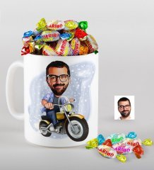 Kişiye Özel Bay Motorcu Karikatürlü Kupa ve Haribo Fruitbons Şeker Hediye Seti