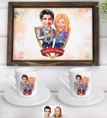 Kişiye Özel İsimli Sevgililer Karikatürlü Doğal Ahşap Tepsi ve 2’li Kahve Fincan Seti-50