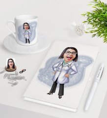 Kişiye Özel Bayan Doktor Karikatürlü Beyaz Defter Kalem Türk Kahvesi Fincanı Seti-1