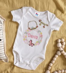 BK Kids Kişiye Özel İsimli Beyaz Bebek Body Zıbın Kız Bebek Künyesi ve İğnesi Hediye Seti-24