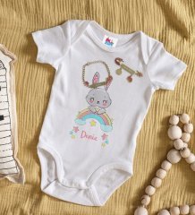 BK Kids Kişiye Özel İsimli Beyaz Bebek Body Zıbın Kız Bebek Künyesi ve İğnesi Hediye Seti-16