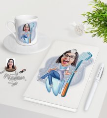 Kişiye Özel Bayan Diş Hekimi Karikatürlü Beyaz Defter Kalem Türk Kahvesi Fincanı Seti-2