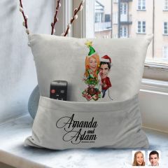 BK Gift Kişiye Özel Yılbaşı Sevgili Karikatür Tasarımlı Organizer Kumanda ve Atıştırmalık Cepli Gri Kırlent Yastık-4 Arkadaşa Hediye, Cepli Yastık