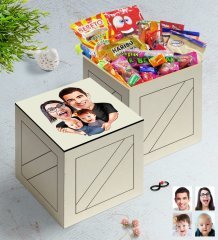 Kişiye Özel Aile Karikatürlü Ahşap Kutuda Nostaljik Lezzetler Hediye Seti-4
