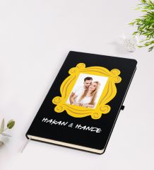 BK Gift Kişiye Özel Fotoğraflı Friends Monica’s Kapı Çerçevesi Tasarımlı Siyah Defter