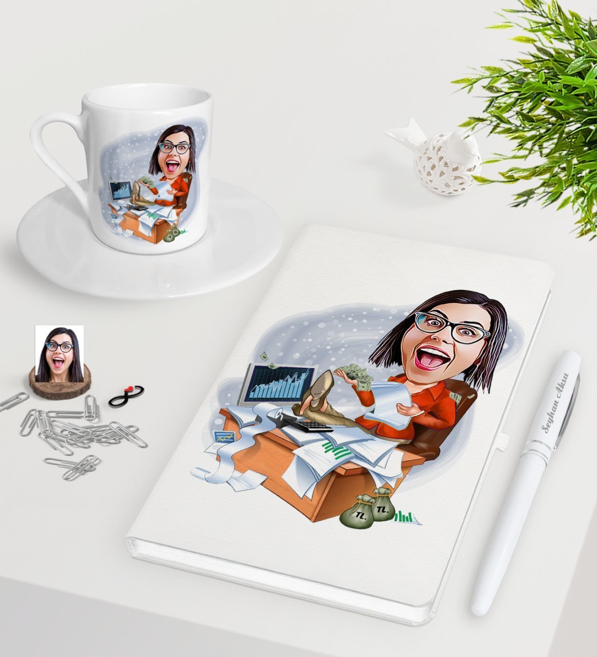 Kişiye Özel Bayan Bankacı Karikatürlü Beyaz Defter Kalem Türk Kahvesi Fincanı Seti-1