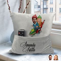 BK Gift Kişiye Özel Yılbaşı Sevgili Karikatür Tasarımlı Organizer Kumanda ve Atıştırmalık Cepli Gri Kırlent Yastık-1 Arkadaşa Hediye, Cepli Yastık