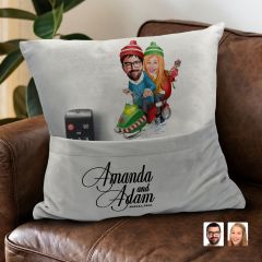 BK Gift Kişiye Özel Yılbaşı Sevgili Karikatür Tasarımlı Organizer Kumanda ve Atıştırmalık Cepli Gri Kırlent Yastık-1 Arkadaşa Hediye, Cepli Yastık