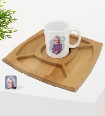 Kişiye Özel Büyükanne Karikatürlü Beyaz Kupa ve Doğal Masif Ahşap 4 Bölmeli Sunum Tabağı Çerezlik Hediye Seti-1
