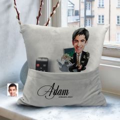 BK Gift Kişiye Özel Boss Baba Karikatür Tasarımlı Organizer Kumanda ve Atıştırmalık Cepli Gri Kırlent Yastık-13 Arkadaşa Hediye, Cepli Yastık