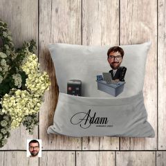 BK Gift Kişiye Özel Boss Baba Karikatür Tasarımlı Organizer Kumanda ve Atıştırmalık Cepli Gri Kırlent Yastık-12 Arkadaşa Hediye, Cepli Yastık