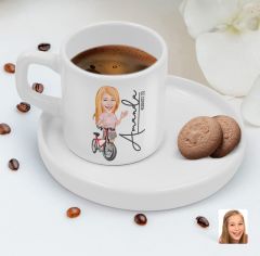 BK Gift Kişiye Özel Sunum Tabaklı Kadın Bisiklet Sürücüsü Karikatürlü Kahve Fincanı-5, Sevgiliye Hediye, Aileye Hediye, Arkadaşa Hediye